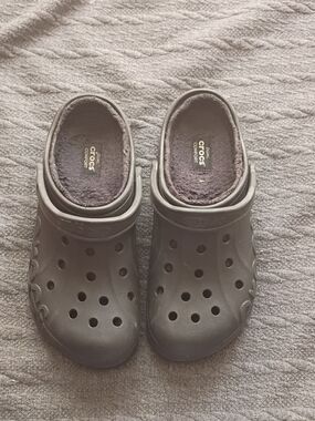 CROCS Kids Classic Lined Clogs in Gray With Fur